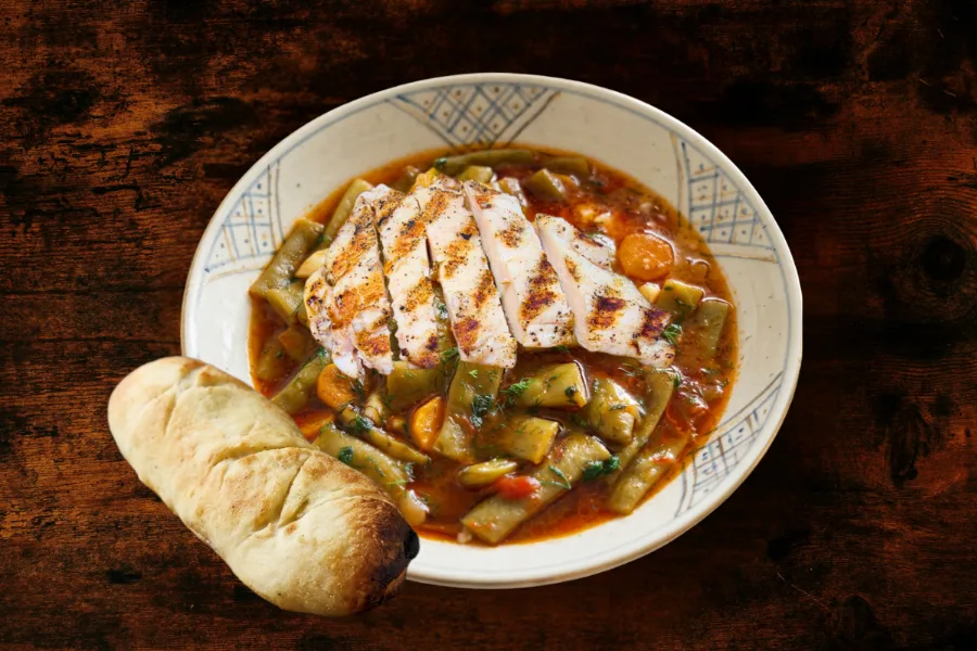 Green bean stew with grilled chicken fillet and freshly baked flatbread.