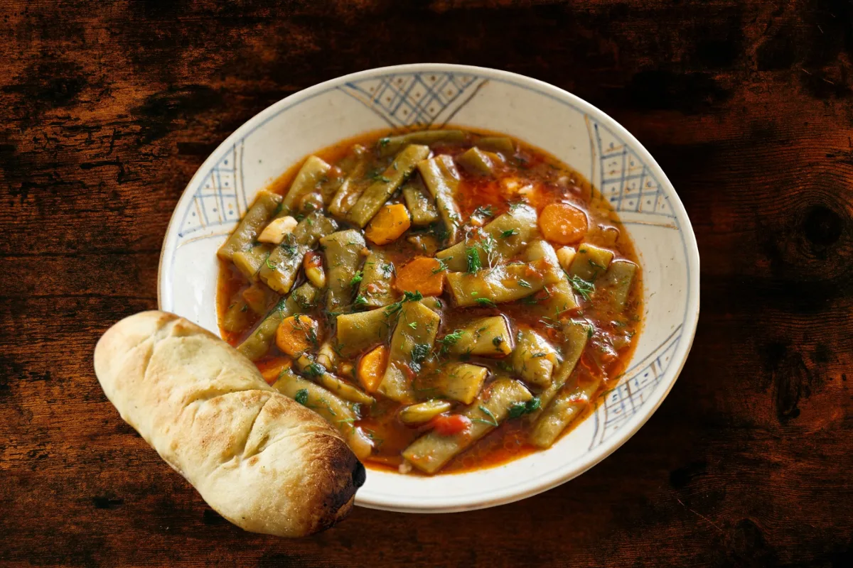 Green bean stew with freshly baked flatbread.